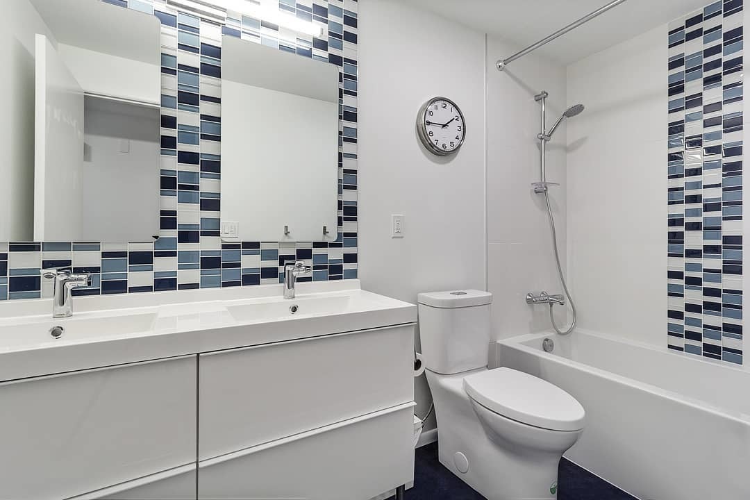 aonews's tweet photo. Pass the bubble gum toothpaste - we want to hang out in this kid's #bathroom, especially with its fun, eye-catching wall #tile!
#americanolean #featurefriday #design

📷 Instagram user adaptdesignpdx featuring Renewal in Blue Moon Blend block glass #mosaic https://t.co/owiZeYtIQG