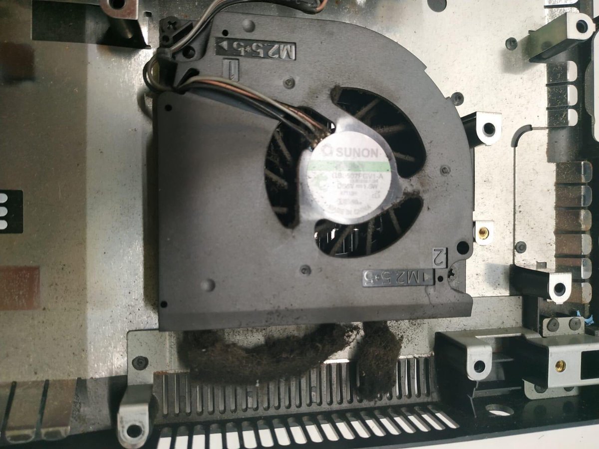 capifix's tweet photo. La suciedad en el ventilador del portátil puede provocar calentamiento por mala refrigeración y acortar la vida de nuestro ordenador y de sus componentes. Este portátil ya sale con una buena limpieza hecha.
#portátil #suciedad #ventilador #lento #calentamiento #ordenador https://t.co/kz5uJRHnFu