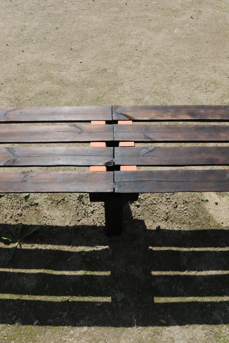 museemayenne's tweet photo. Cette semaine, le musée accueille un tout nouveau banc !

Vous pourrez désormais vous asseoir sur une œuvre de l'artiste Thomas Dellys Designer en bois brûlé et petites plaquettes de céramiques.

#Mayenne © Thomas Dellys https://t.co/ahjB4UpMkn