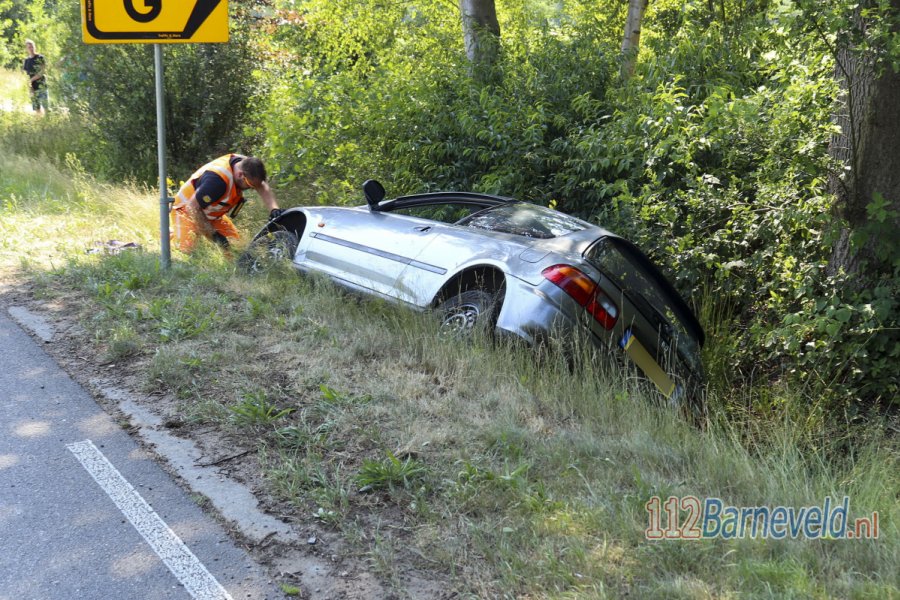Auto uit greppel getrokken in #Scherpenzeel, bestuurder kan zijn weg vervolgen. 112Barneveld.