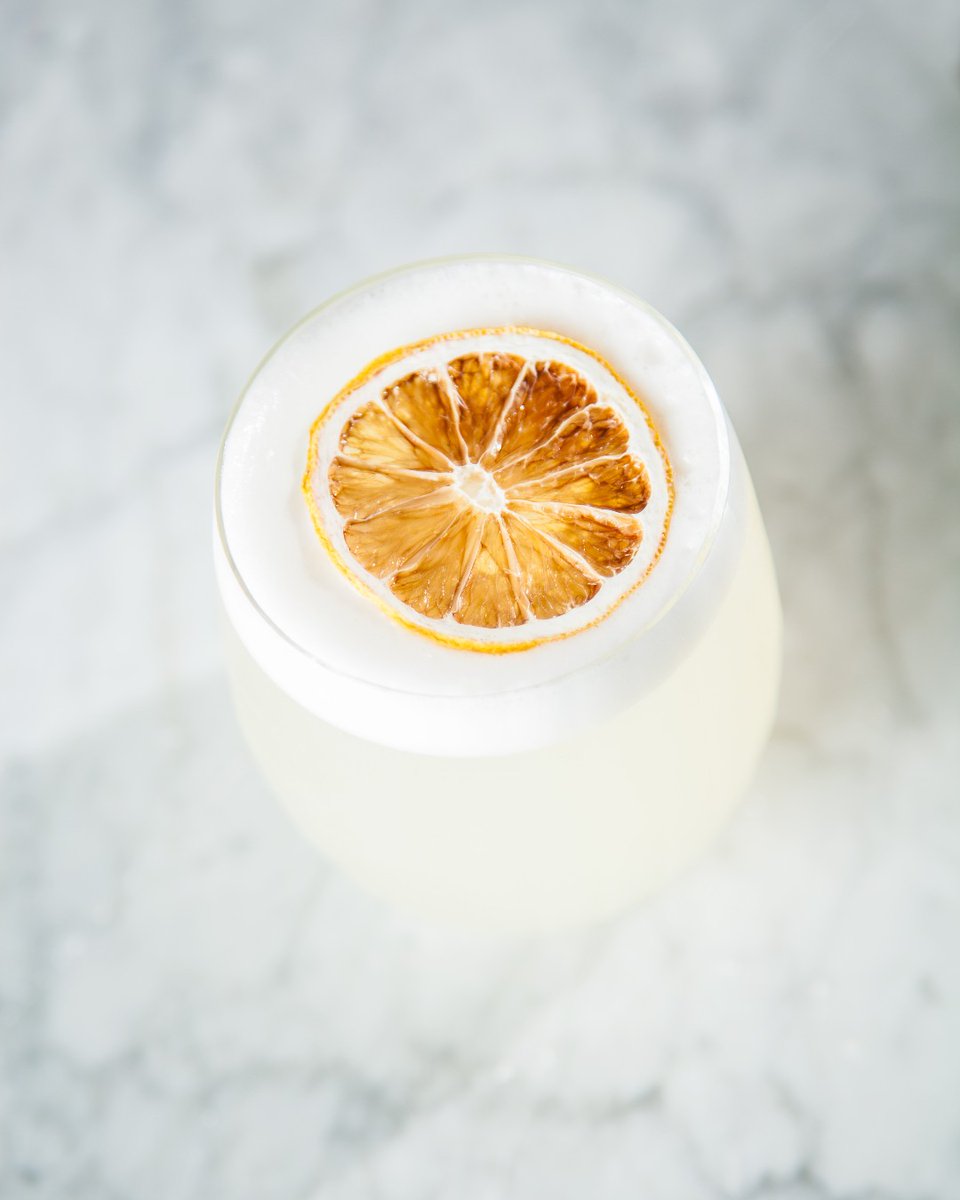 A classic Palma Gin Fizz for todays #cocktailfriday. Equally as tasty as it is refreshing!
2oz Palma Gin
1oz Lemon juice
3/4oz syrup
1 Egg white
Club soda
Dry shake first four ingredients in a shaker, add ice and shake, strain and top with club soda and lemon garnish 🍋