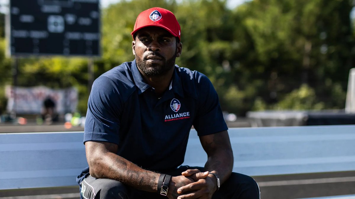 GAFollowers's tweet photo. Happy 40th birthday to Mike Vick! 🐐🐐🐐 https://t.co/FyWRcuNk5M