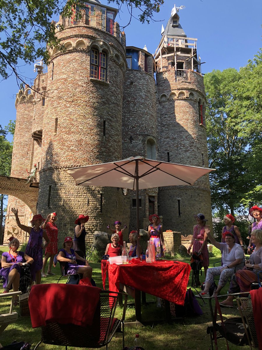PoolFroukje's tweet photo. De Famkes van RHS Het Friesche Haagje na vier maanden weer erop uit naar #KasteelOltStoutenburght in Blesdijke. Een aanrader! https://t.co/hYcagBgVXO