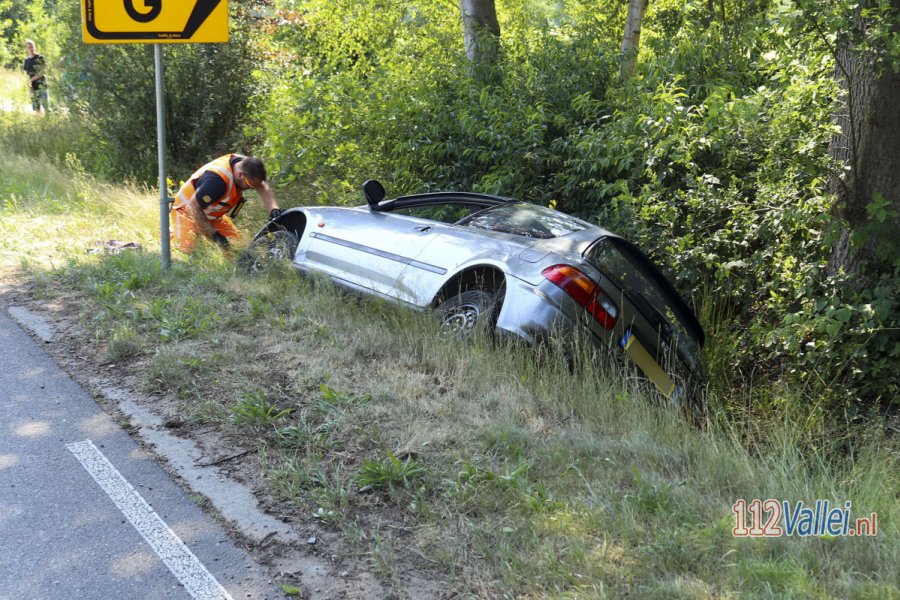 Auto uit greppel getrokken in #Scherpenzeel, bestuurder kan zijn weg vervolgen. 112Vallei.