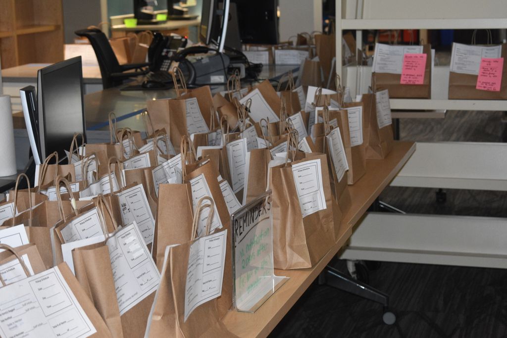 warrenvillelib's tweet photo. One of these bags could be yours if you called us or used our catalog to make a request. Get the details on our curbside pickup service at: https://t.co/f7jKG6FJJ8. 😎 📚 📽️ 🎼 #curbsidepickup #WPLD #CityofWarrenville #librarypivot https://t.co/IZzgLwBwAn