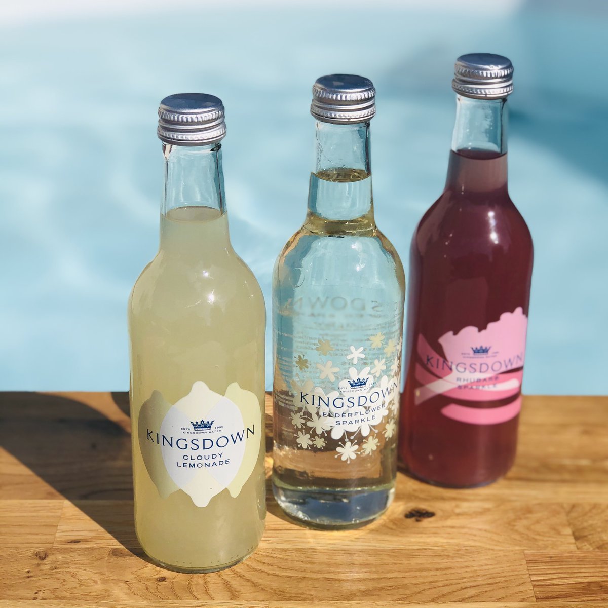 kingsdownwater's tweet photo. What a hot few days we’ve had☀️ Winding down into the weekend the only way we know how. Our Cloudy Lemonade, Elderflower and Rhubarb Sparkle all capture the essence of long summer days. Perfect for by the pool or down the beach🏖
#UKHeatwave #heatwave #FridayFeeling #FridayVibes https://t.co/0hVOTlRnBa
