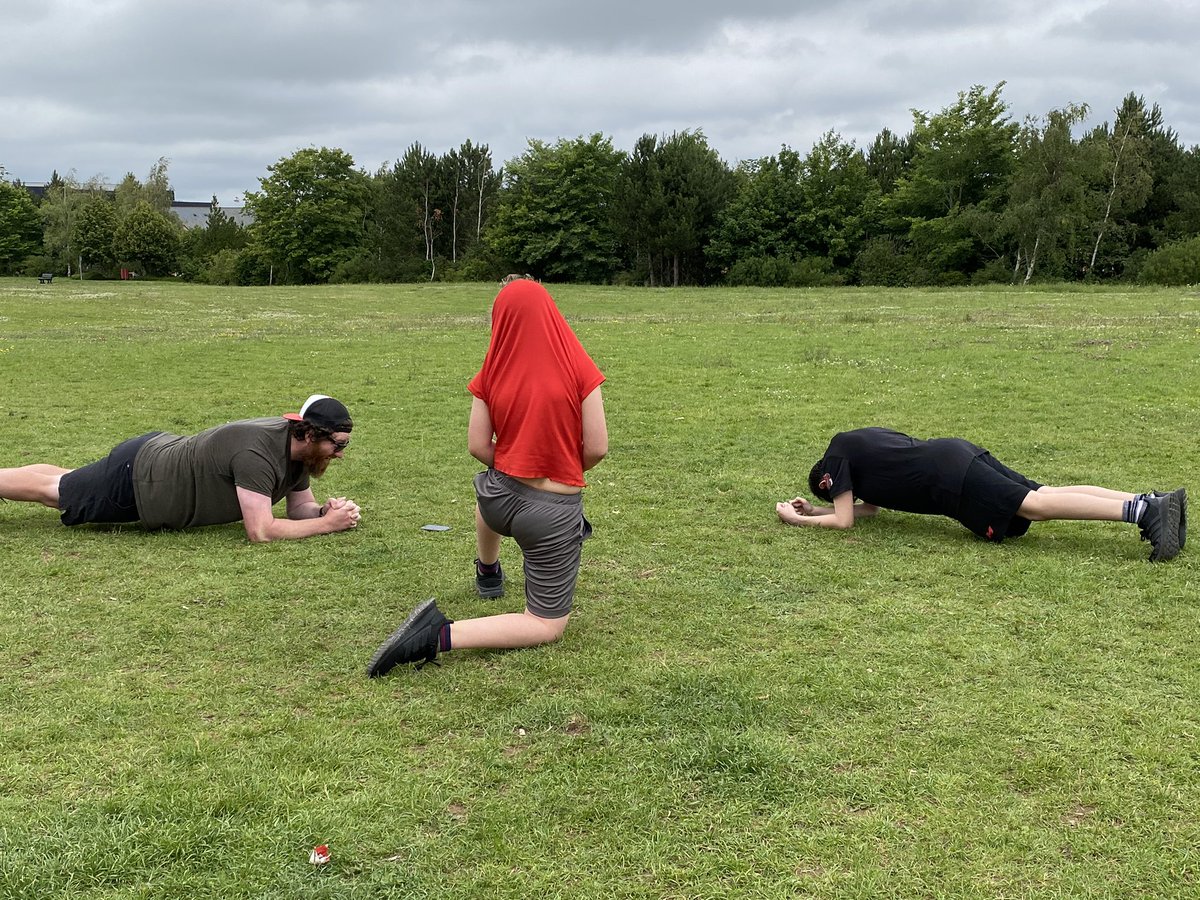 dazz20's tweet image. Another great session with @HendrikxHockey @hendrikx71 finished with a #PlankOff teacher getting tested by the student and only just nicking it 😂😂
