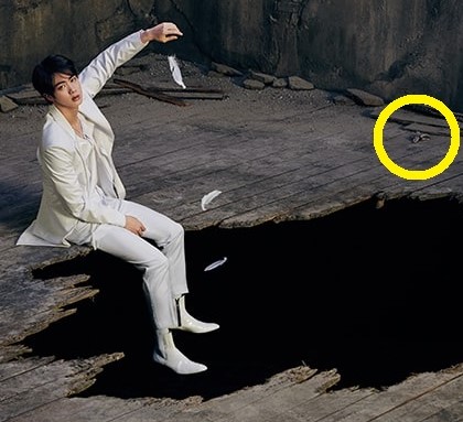 There is another clue in that room that the camera focuses on... the rope. Why is it there? I don't know.Have we seen another one before? Yes! In the concept photos for 7!Why is that rope there? I don't know either...  @BTS_twt  https://twitter.com/Lyna91Fr/status/1238875051815993347?s=20