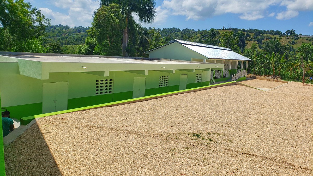DigicelHT's tweet photo. Ecole St Clair de Saut d'Eau, yon batiman tou nèf ki gentan pare pou resevwa plizyè santèn elèv lekòl. Fondation Digicel detèmine pou kontinye bay edikasyon lebra nan peyi Dayiti

#DigicelFdnHaiti https://t.co/o4N1x2eqJE