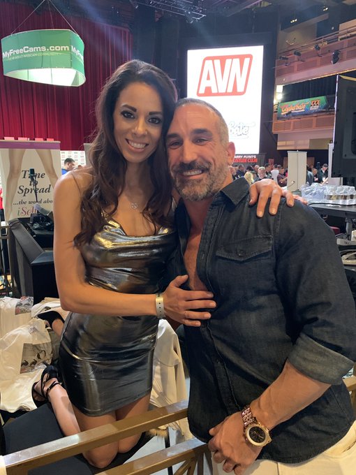 My first time at AVN. And I got meet this beautiful lady. 😍 Now I cant remember her name. 🤷🏻‍♂️ #dontgetold