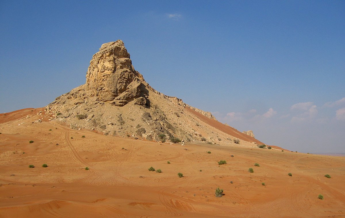 Anna_Dillon's tweet photo. Inspired by the likes of #dailypebble & #dailysarsen etc, I'm starting a #dailylandscape (probably already a thing). I have many photos of landscapes sat dormant on my hard drive, so happy to share. This is the eastern desert of the UAE near the village of Mleiha & Fossil Rock. https://t.co/FT3MDtxA27