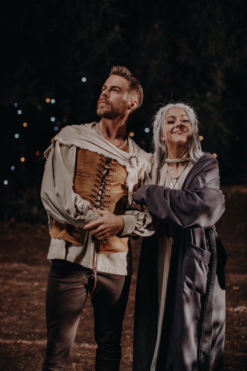 LindseyStirling's tweet image. #BetweenTwilight behind the scenes premiering in 3 minutes! Found.ee/LS_BetweenTwil…