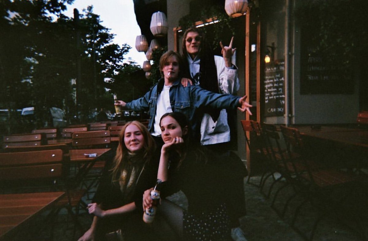 Sólo quedan horas para el estreno de #DarkNetflix, deseamos que disfrutéis lo más del final. No os preocupéis que esta cuenta será LIBRE de SPOILERS por un tiempo, que tenemos examen el lunes 😉 ¡Nos vemos en el Apocalipsis!