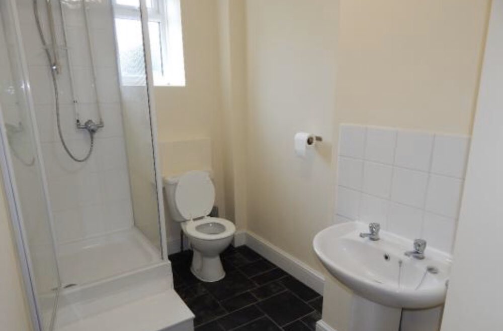 (Within London)£1,000PCM WALTHAMSTOWNot much to see in the photos, also not much to choose from - less than 15 results I picked this one as it had three train or tube stations within 0.2 miles which is great for any Londoner