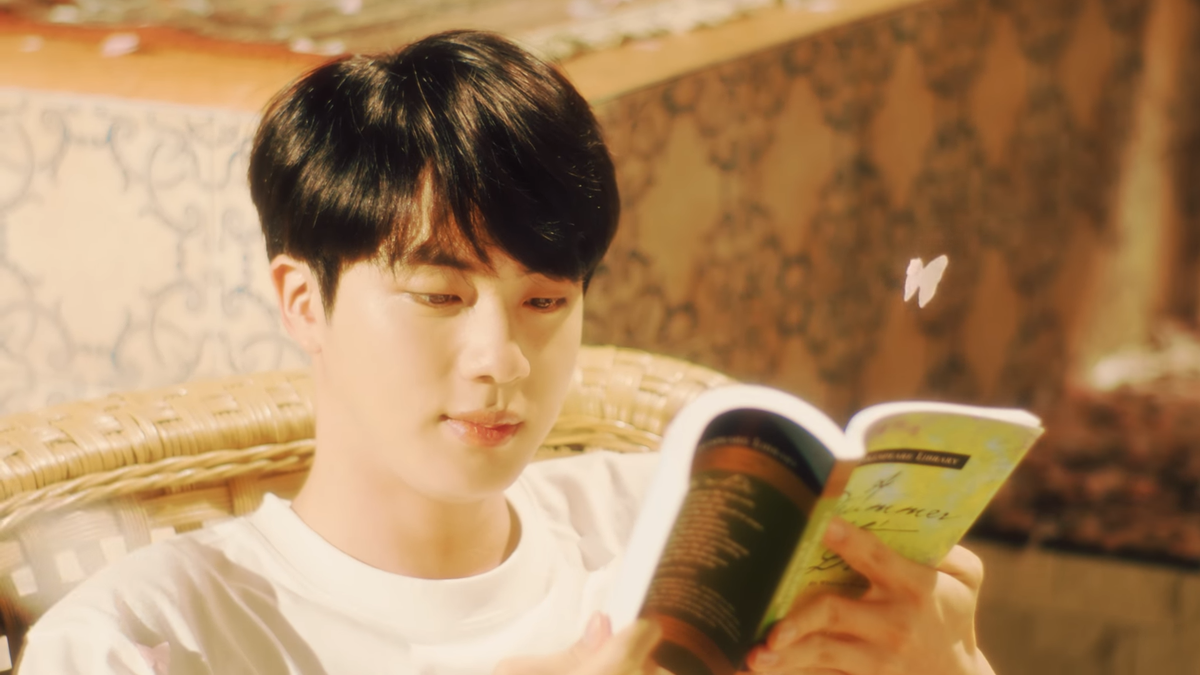 Jin reads A Midsummer's Night Dream, one of Shakespeare's classics. A tale of magic, illusions vs reality, dreams, love... one where reality blends with the fantasy world. I guess this perfectly fits the MV we got for Stay Gold. I love this play! @BTS_twt