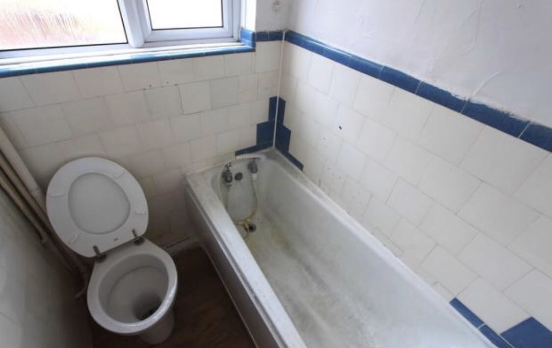(Within 3 miles of London) £200,000 UXBRIDGEWe havent really considered the west side so let’s see what 200k will get youThis is a 2 bed ground floor flat and is deffo a fixmeupper it is also on the small side and it does really seem the owner is relying on location to sell