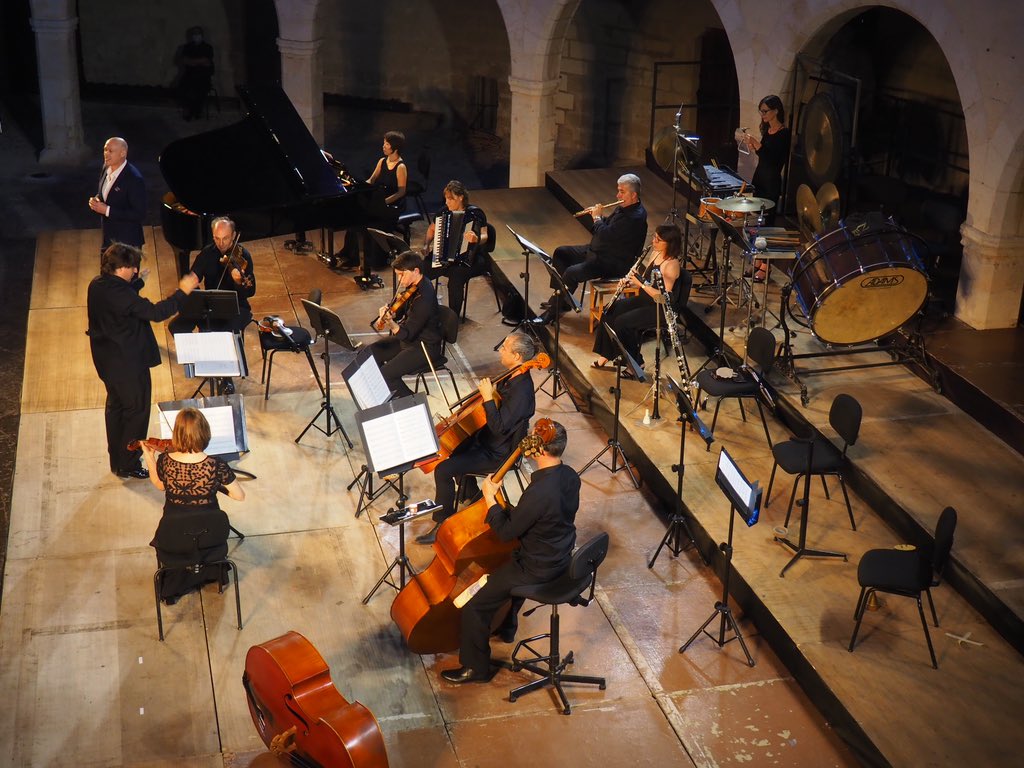 OrqSimfIB's tweet photo. #SonamPerTu 
Segon concert al #Bellver amb la soprano Irene Mas i el baríton José Antonio López.

Lieder Eines Fahrenden
Gesellen, (ARR. Schoenberg), G. Mahler
Simfonia núm. 4
(ARR. Klaus Simon) G. Mahler

👉Demà tornam al Bellver a les 21:30h

Més info: https://t.co/U0MQwH3WGi https://t.co/c1wsy9vSI0