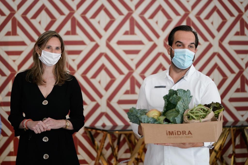 paloma_martinm's tweet photo. Gracias a @MSandovalCOQUE y a @JdSandovalCOQUE por su implicación en el proyecto #Agrolab que desarrollarán junto con el @midra_i para potenciar los productos de la huerta madrileños https://t.co/Sb5jKlQP7u