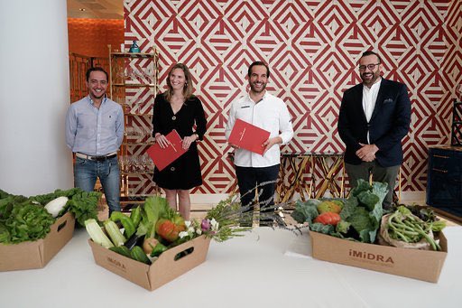 paloma_martinm's tweet photo. Gracias a @MSandovalCOQUE y a @JdSandovalCOQUE por su implicación en el proyecto #Agrolab que desarrollarán junto con el @midra_i para potenciar los productos de la huerta madrileños https://t.co/Sb5jKlQP7u