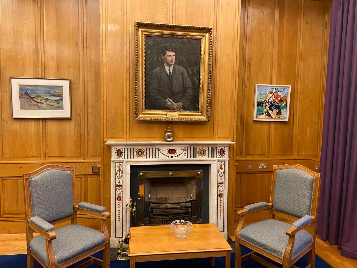 LeoVaradkar's tweet image. Clearing out the office tonight. This portrait has hung proudly over the fireplace for 9 years. Beidh sé ar ais
