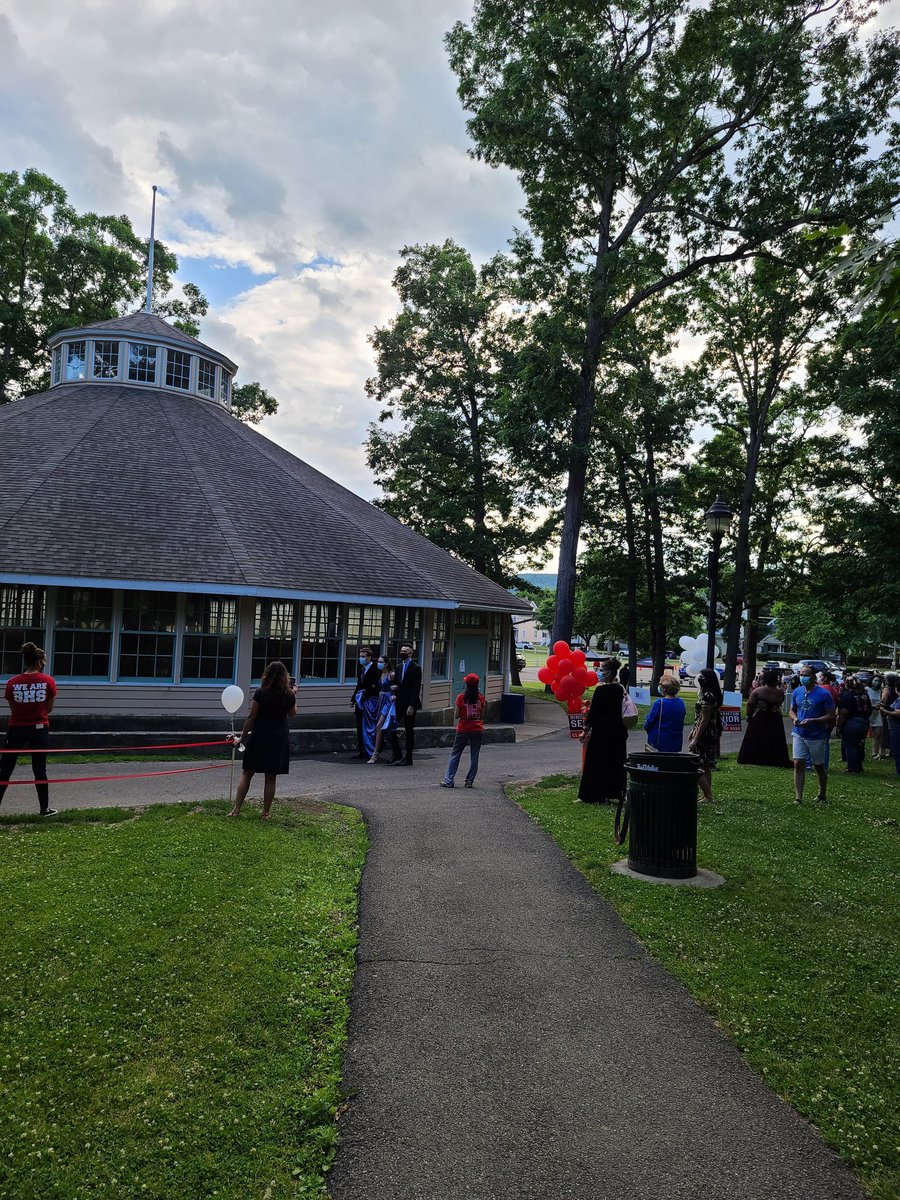BHS Senior Pics at Rec Park! A big THANK YOU to everyone who helped to put on this event. Thanks to all of our parents who made this a red carpet, Hollywood extravaganza! Our students are amazing! #BPatriotProud <a href="/Kevin_Richman/">Kevin J Richman</a> @GaelBobby <a href="/caseyperna/">casey perna</a>