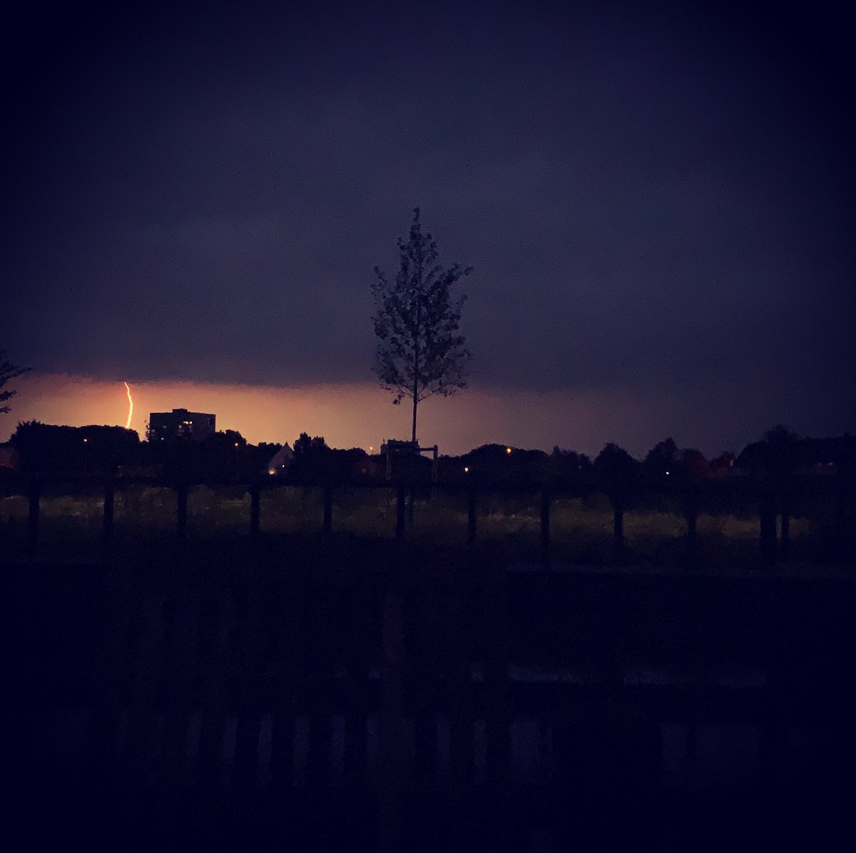 Van een afstand is #onweer wel mooi om te zien!  #westland