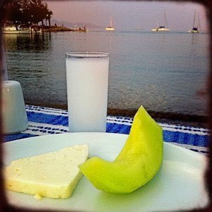 voxpoptr's tweet image. Rakı içilmeyecekse kavunla peynir niye var?
Sigara içilmeyecekse yağmurla çay?
Madem aşık olunmayacak, kadınlar ve adamlar niye?
Madem büyük yanlışlar ve acayip maceralar olmayacak, 
niye hayat?

/ @ETemelkuran