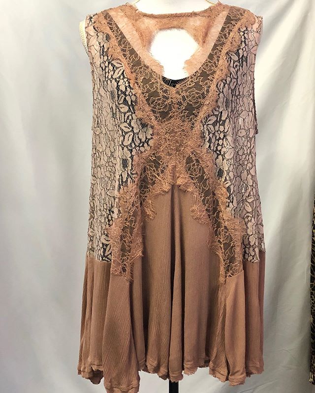 vntgdrgnfly's tweet photo. Loving this lace and linen top!  Paired with a black reversible tank! 
Only 1 Large! https://t.co/J66u16XZZt