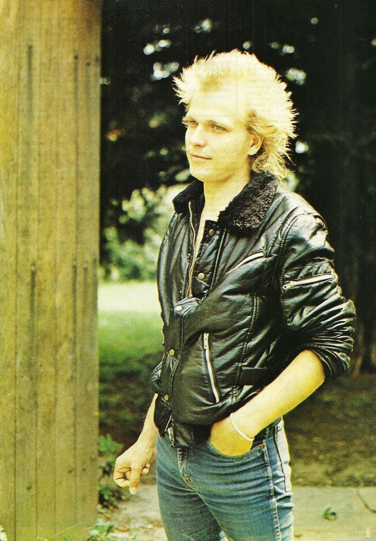 Michael Schenker- lead guitar (69-73;78-79)- Rudys kid bro- played early Scorps gig at 11- was 16 during 1st album- left to join UFO- has own band: MSG- guitar god, influenced many incl Rhoads to Slash & most of thrash scene- only plays flying Vs- is his own worst enemy