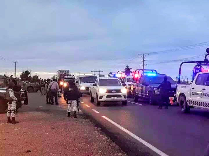 araujogar's tweet photo. Otro hecho de violencia en el país. La mañana de hoy 15 cadáveres fueron dejados en la carretera federal 45 en el municipio de Fresnillo, Zacatecas, todos están encobijado. @GN_MEXICO_ en el lugar de los hechos. https://t.co/IM5VSygGW5