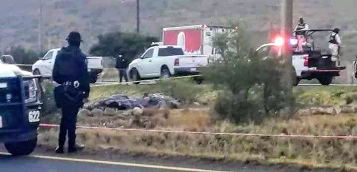 araujogar's tweet photo. Otro hecho de violencia en el país. La mañana de hoy 15 cadáveres fueron dejados en la carretera federal 45 en el municipio de Fresnillo, Zacatecas, todos están encobijado. @GN_MEXICO_ en el lugar de los hechos. https://t.co/IM5VSygGW5
