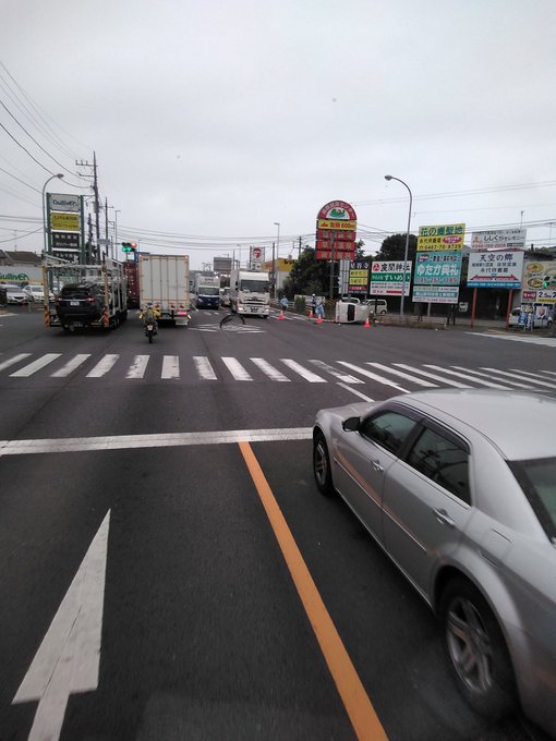 事故 国道246号 下りの座間市西原付近で横転事故 交差点で車横転 現地の画像や動画まとめ まとめダネ