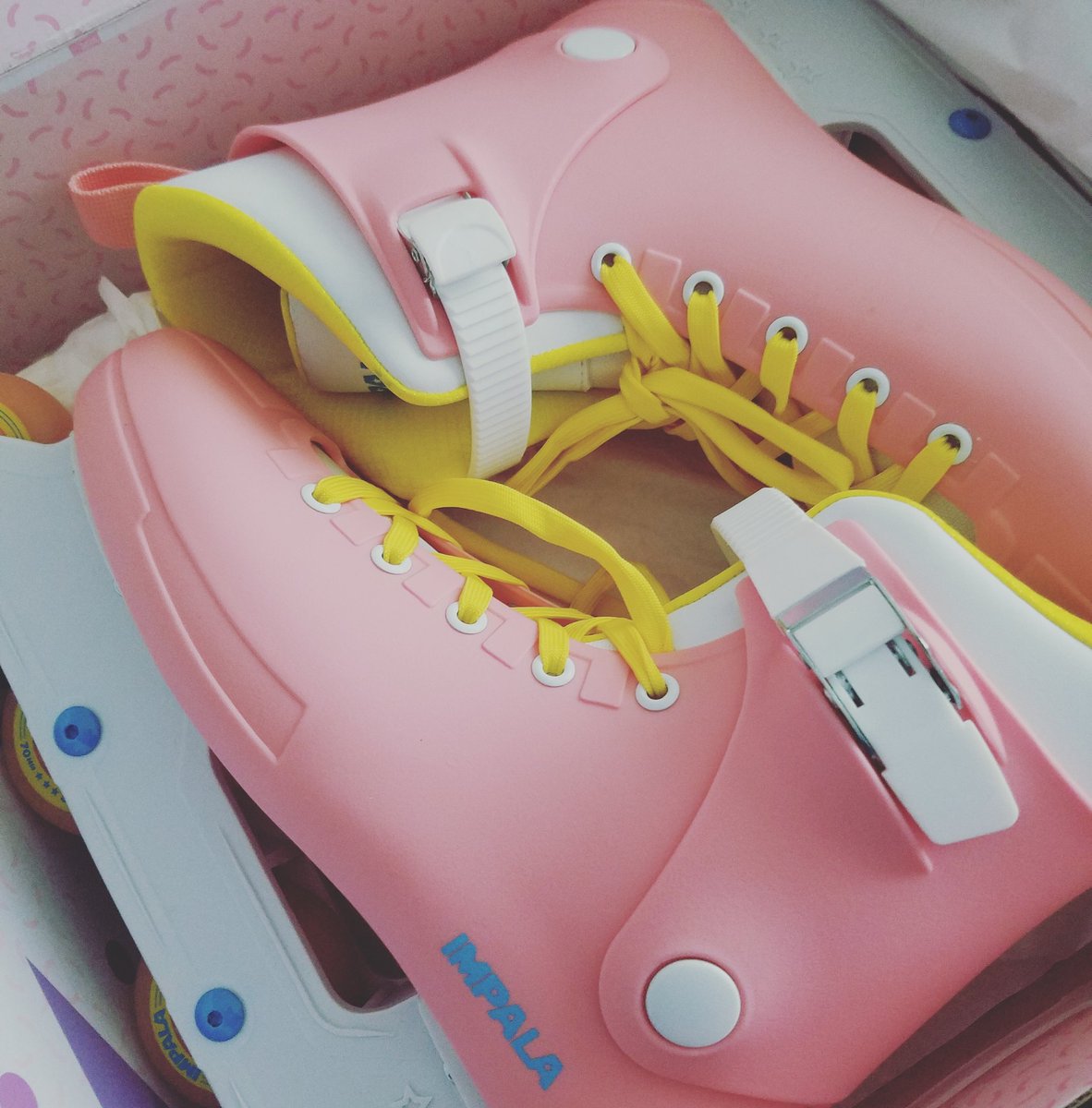paperized's tweet image. Im in love with these skates!! 💖💕