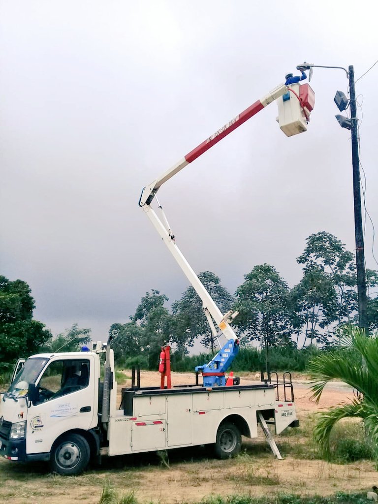 #ElOro | Más de 20 luminarias fueron reparadas en varios puntos del cantón #Pasaje, solitudes atendidas por medio del 1800 263537 y los canales digitales de <a href="/CNEL_EP/">CNEL EP</a>, beneficiado con estos trabajos a más de cien familias que habitan en este sector.
<a href="/GoberElOro/">Gobernación de El Oro</a> <a href="/danilomariduena/">Danilo Maridueña</a>