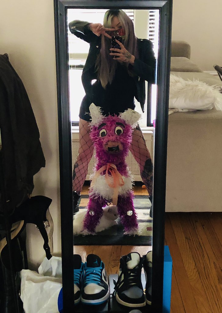 jendoeofficial's tweet photo. When your friend turns 40, you and your friend get a Piñata and fill it with re made candy from the 80’s, so she has a nice surprise while being able to beat the shit out of something. 💖🖤 #happybday #partytimeallthetime https://t.co/ibQG0yWuMw
