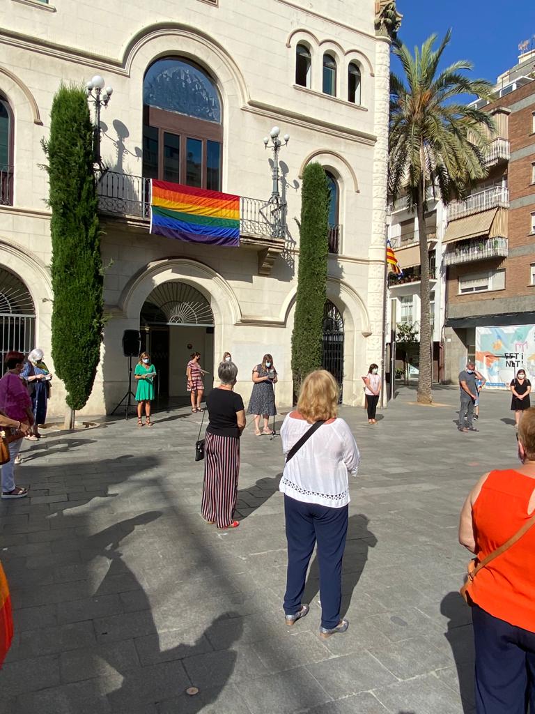 AndreaZapataBdn's tweet photo. 🌈 Avui el @PSC_Badalona ha participat en la lectura del manifest LGTBIQ+ de #Badalona 

Encara queda molt de treball per fer de cara a aconseguir la igualtat efectiva a la nostra societat. Seguim i seguirem fins aconseguir-la!💪 https://t.co/IMcZYw5RVn