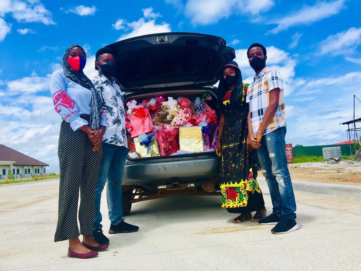 FriendshipAmbas's tweet photo. In Liberia 🇱🇷, #FriendshipAmbassador Ruth Farkollie formed a team to raise money to provide care packages to frontline workers and donate bags of rice to orphanages & food banks during the pandemic.
Spread positivity and promote solidarity with your #RandomActsofFriendship 💛! https://t.co/tESdwQ8Ywl