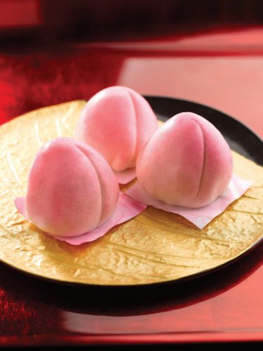 jimin - 莲蓉包when i was younger instead of having a bday cake id have a huge lian rong bao and when u opened it thered me tiny ones insde and theres a sweet paste inside it brings back a lot of good memories n v yummy!!!! theyre also supposed to resemble a peach! jimi....