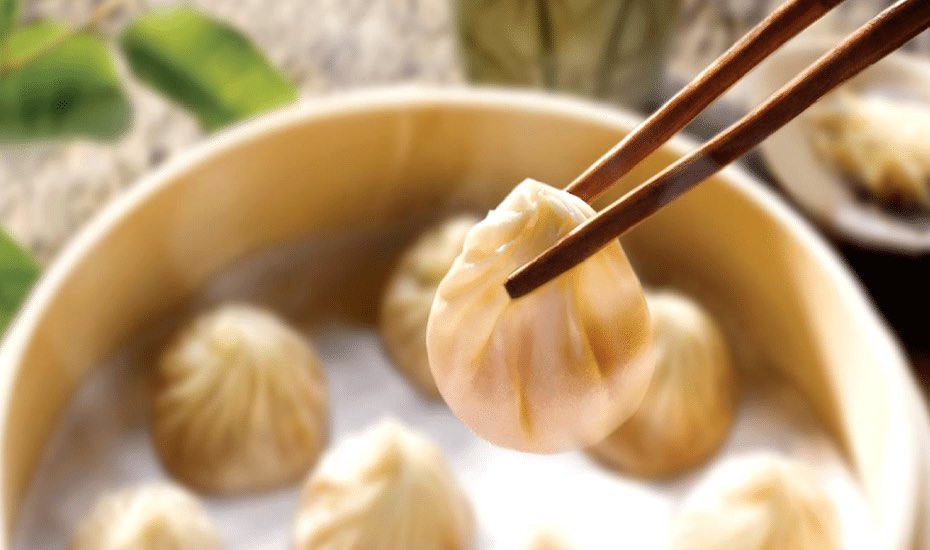 tae - 小笼包xiao long baos have meat and soup in them best human invention ever i would risk a lot for them n i would also risk a lot for tae