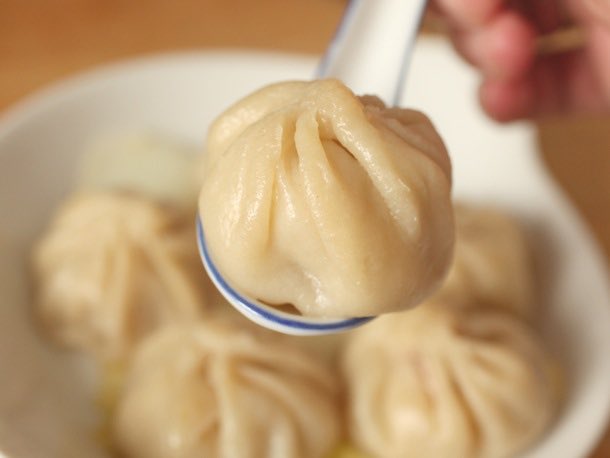 tae - 小笼包xiao long baos have meat and soup in them best human invention ever i would risk a lot for them n i would also risk a lot for tae