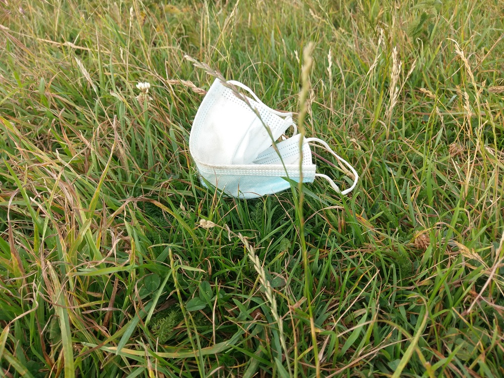 OxfordCity's tweet photo. . @ODS_doinggood are currently removing about three tonnes of rubbish a day from Port Meadow.

One cow has died as a result of eating plastic bags and balloons. 

Five horses have been injured. 

Ten cattle are being treated for glass cuts.

More info: https://t.co/yoRYNv51Be https://t.co/RSXXJq5Nd7