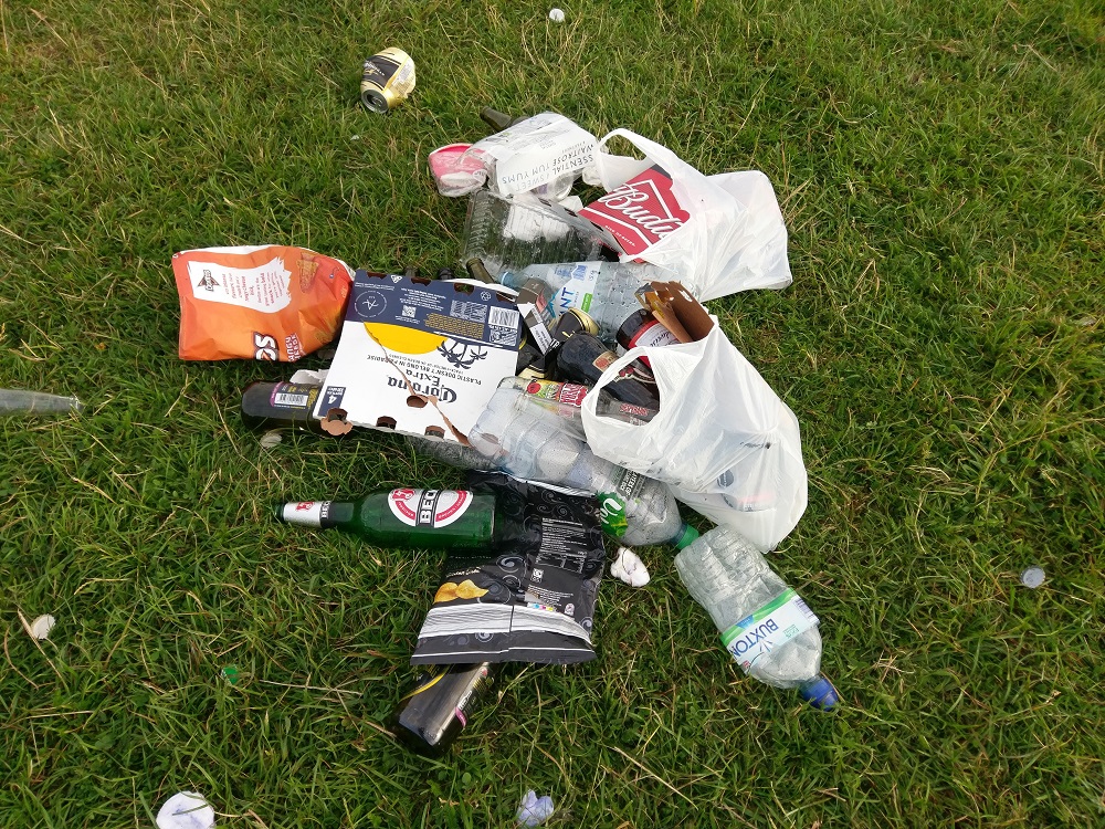 OxfordCity's tweet photo. . @ODS_doinggood are currently removing about three tonnes of rubbish a day from Port Meadow.

One cow has died as a result of eating plastic bags and balloons. 

Five horses have been injured. 

Ten cattle are being treated for glass cuts.

More info: https://t.co/yoRYNv51Be https://t.co/RSXXJq5Nd7