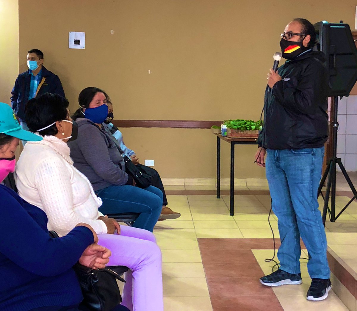 #AHORA | Gobernador <a href="/xaesma/">Xavier Martínez Guillén</a> en conjunto con la Jefa Política de Cuenca <a href="/TEABP/">Teresita Bermeo</a> y Gerente de <a href="/BanEcuadorBP/">BanEcuador</a> en Cuenca, socializan con lideresas de la parroquia El Valle, sobre el crédito #SúperMujerRural.

<a href="/Lenin/">Lenín Moreno</a>
<a href="/mariapaularomo/">María Paula Romo</a>