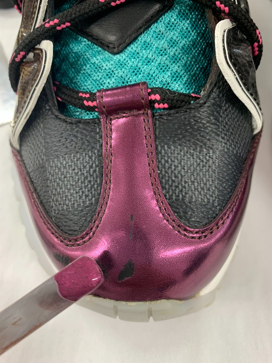 Colour mixing and matching to restore the scuffing on these Louis Vuitton trainers. We have various services for trainers from cleaning, to chamois lining replacement right through to colour leather restoration. Book a collection today ✨
bit.ly/BookYourCollec…