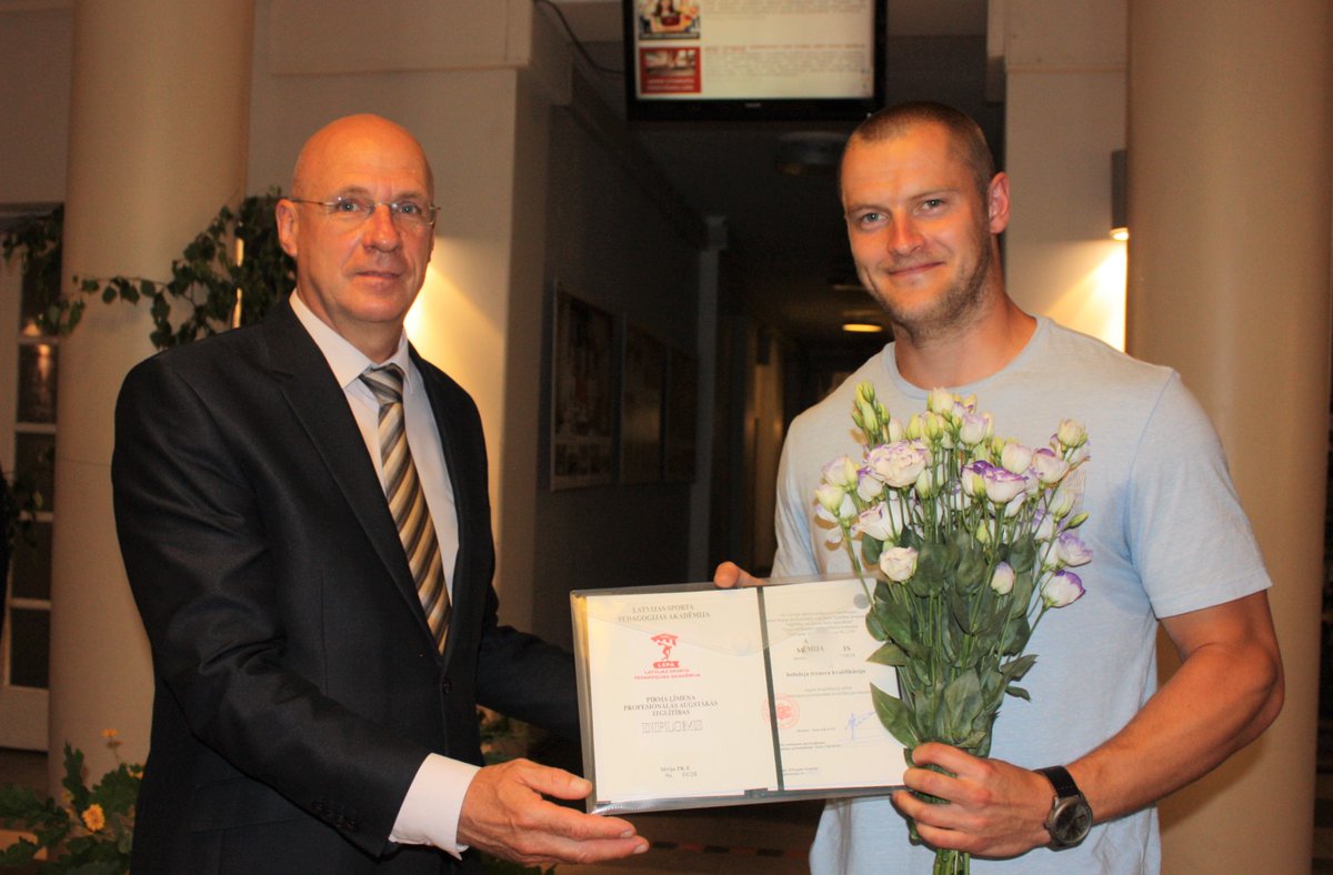 LSPA_lv's tweet photo. Sveicam mūsu absolventus!
🎓Šodien LSPA diplomus saņēma 43 jaunie sporta speciālisti 1.līmeņa programmā „Izglītības un sporta darba speciālists”.
🏆 Īpašs sveiciens bobslejistam Matīsam Miknim.
🌐➡️ Foto+info: https://t.co/DS6tXb0hP3
#izlaidums #svētki #absolventi https://t.co/goPd0BNQQr