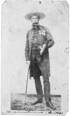 Cuauhtemoc_1521's tweet photo. La última foto que le tomaron a Maximiliano de Habsburgo con vida. Es del 2 de mayo a petición de su capellán durante el sitio de #Querétaro. Noten su sombrerero de ala ancha, sus medallas y botas. La barba chamuscada y descuidada. En esta fecha Max sufría de grave disentería https://t.co/0FDoCi7q16