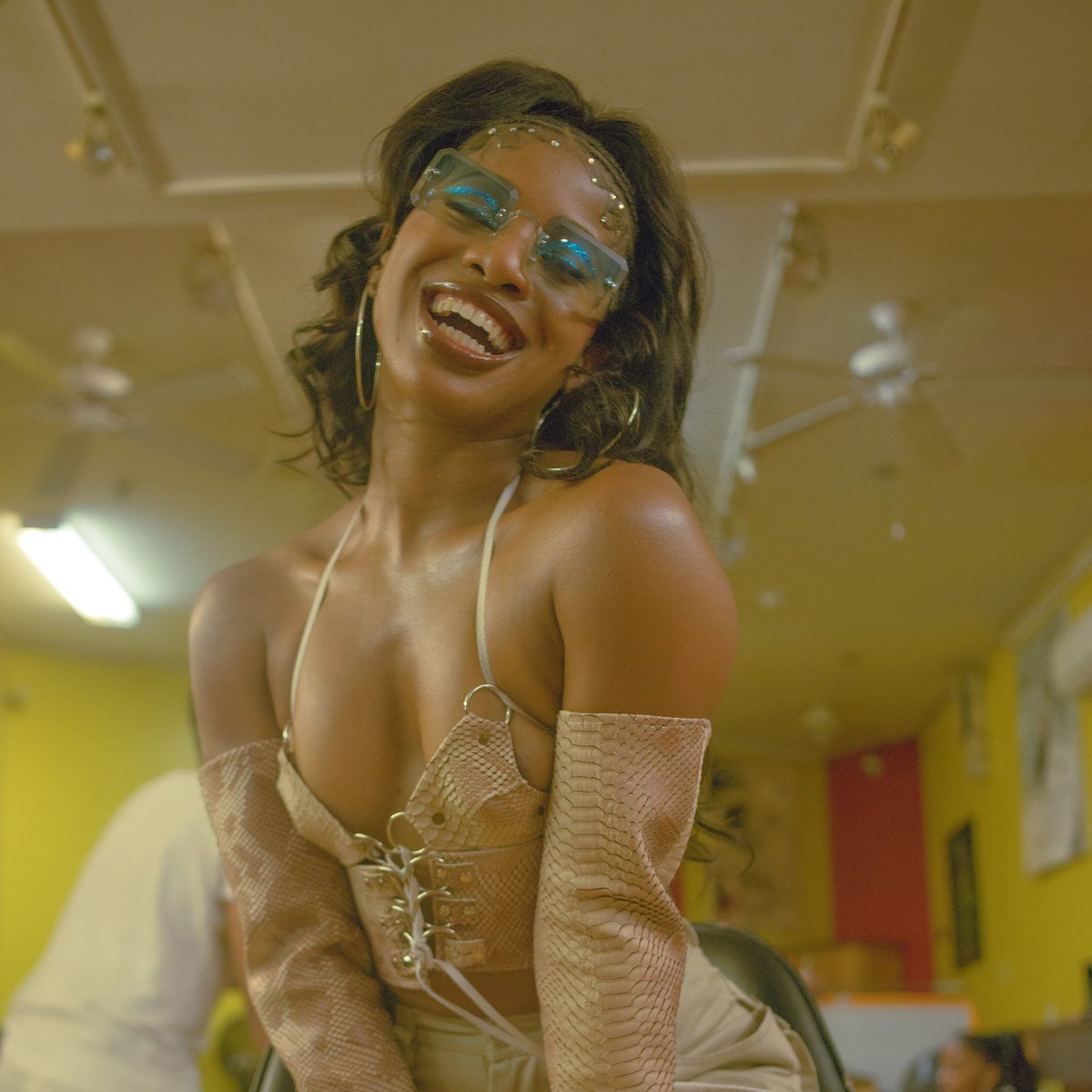 wonderlandmag's tweet photo. New York-based artist @KingCourtnie shares her latest soul-filled tune "What's Up" 💎 https://t.co/eimWtD0Ygm https://t.co/V2gQ36iqaq
