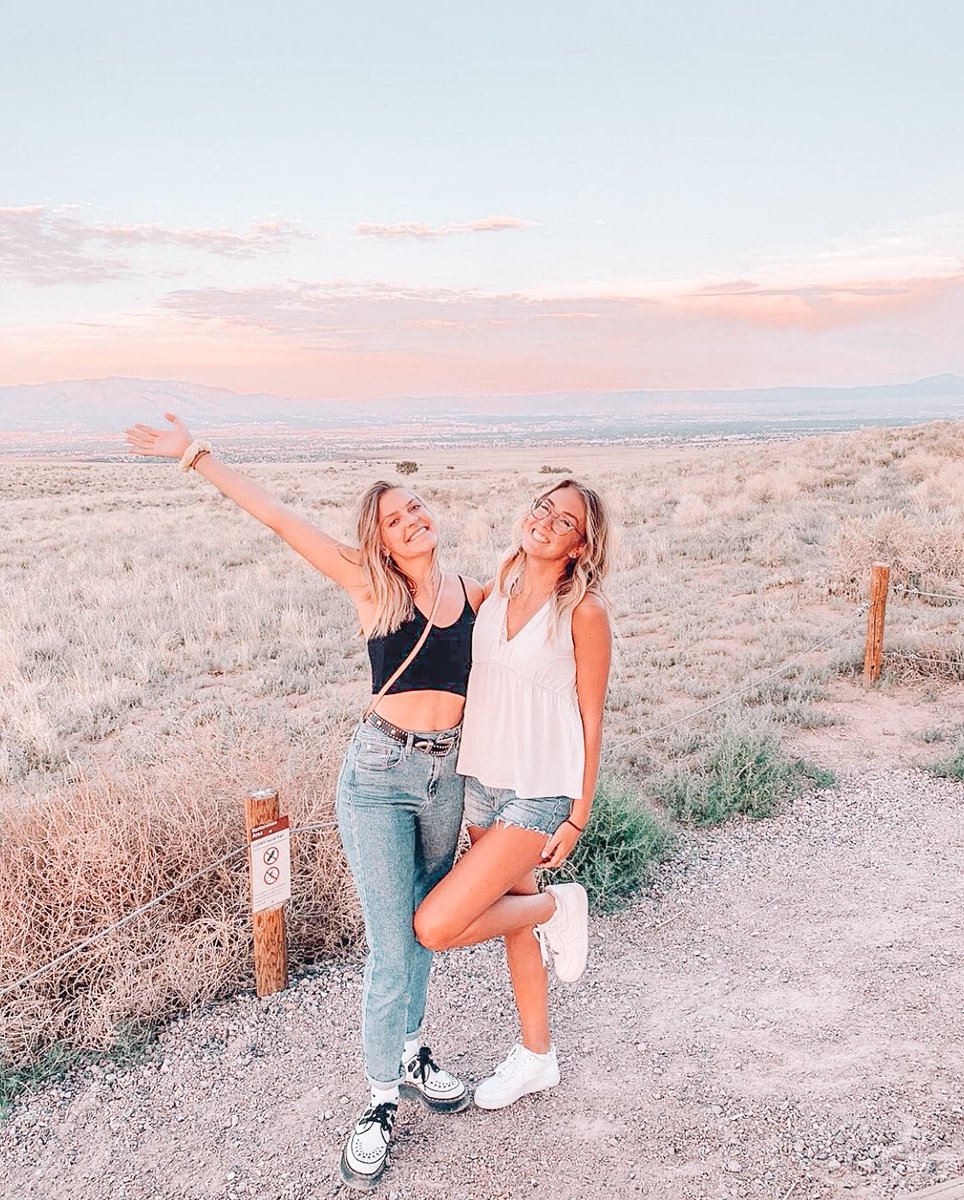 AOIIChiLambda's tweet image. We 𝑙𝑜𝑣𝑒 surprise trips across the country to visit sisters! 🌼🤍🌟