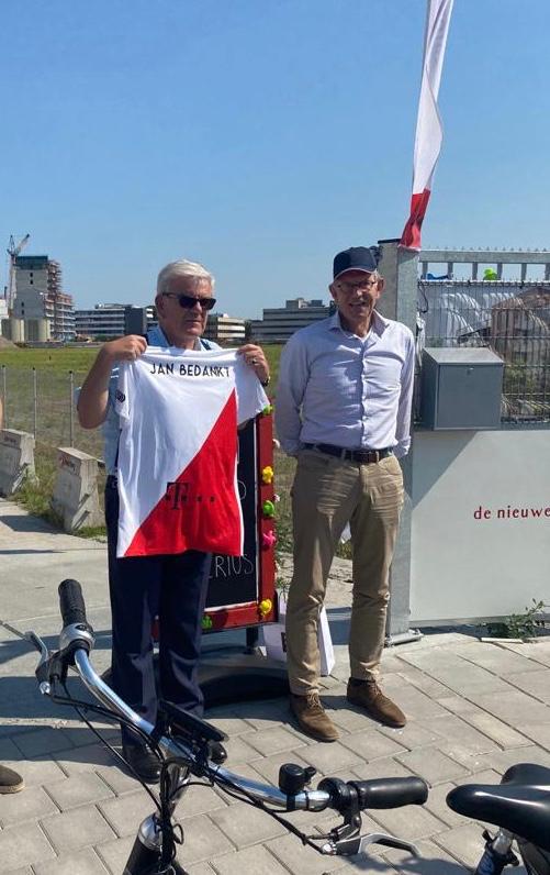 Burgemeester Van Zanen kwam nog even langs tijdens zijn afscheidstour en kreeg toepasselijk een emmer en schepje van het STRAND Bij JONGERIUS mee én een <a href="/FCutrechtOnline/">FCUtrechtOnline</a> shirt van het bestuur incl Frans van Seumeren. BURGEMEESTER BEDANKT!