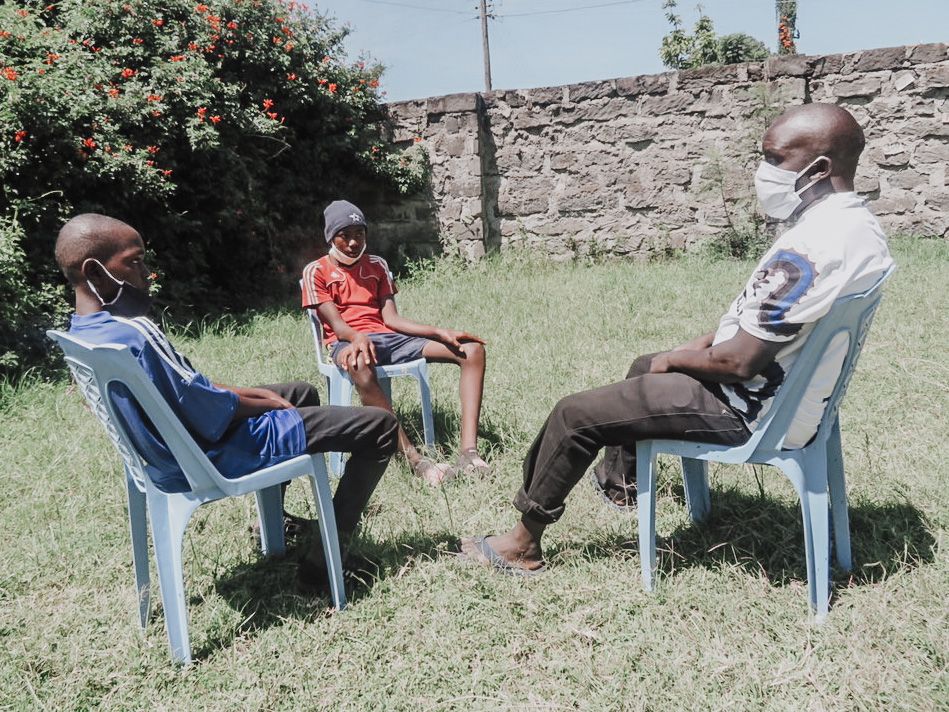 twofeetproject's tweet photo. TFP staff are regularly meeting with youth to check in during the COVID pandemic. Creating conversations on how to remain healthy and productive while they wait for schools to reopen and the opportunity to return to their normal social routines. #TFP #MentalHealth #Mentor https://t.co/MRCs7wHslz